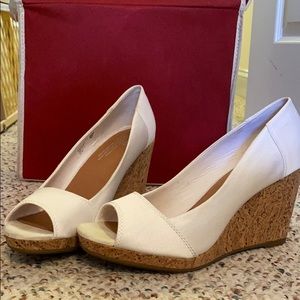 Toms wedges white